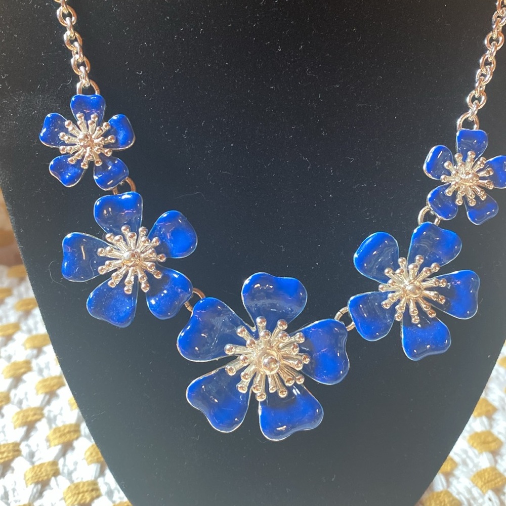 Blue flower necklace - Picture 2 of 3